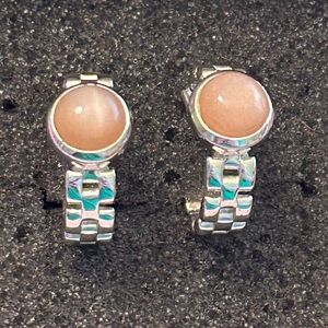 Peach moonstone huggie c-hoop earrings in 925 sterling silver. Chainlink design